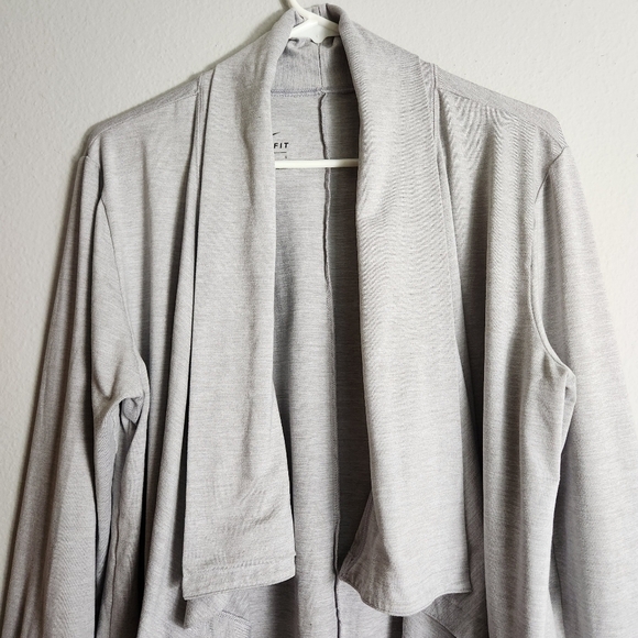 Nike Womens Long Sleeve Open Yoga Top in Atmosphere Grey/CD3210-059-Size L - Picture 3 of 8